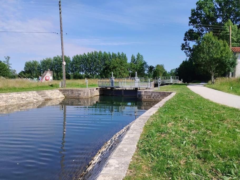 Gite Le Vieux Moulin Sansais المظهر الخارجي الصورة